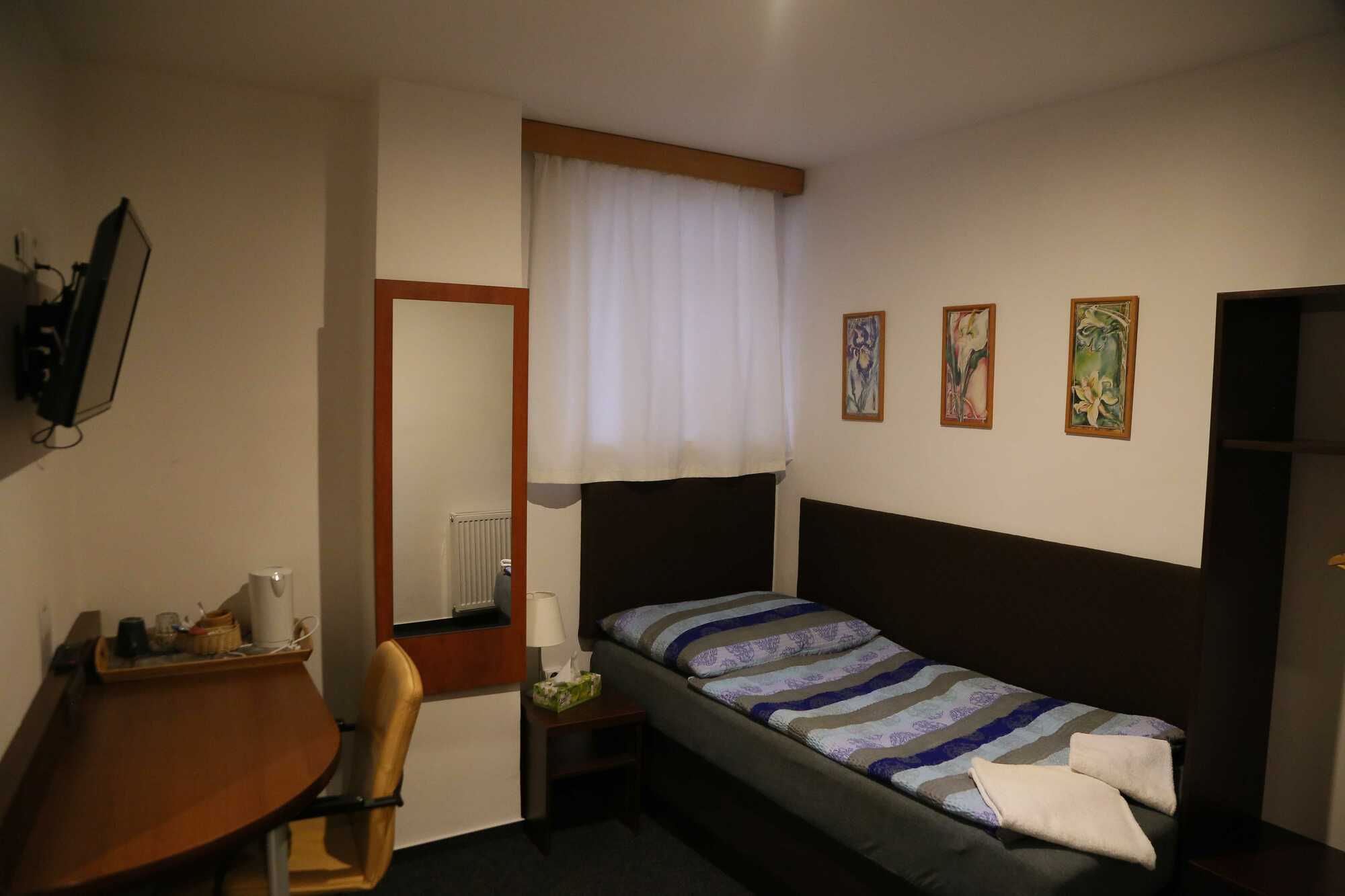 Pokoj 6 – Jednolůžkový se sociálním zařízením na pokoji