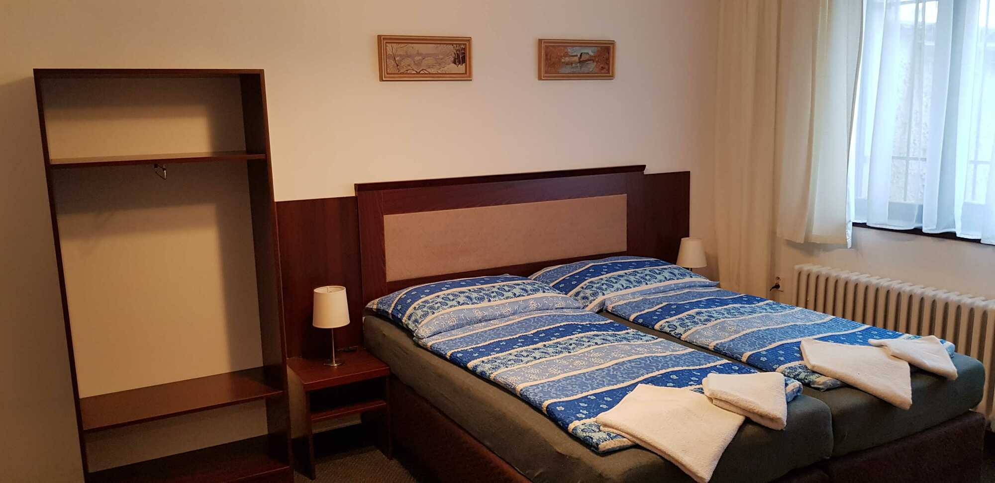 Pokoj 7 – Dvoulůžkový se sociálním zařízením na pokoji